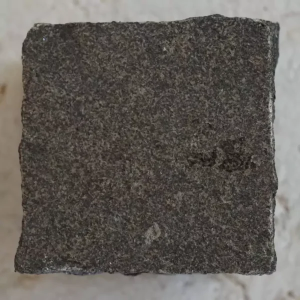 Kostka gabro cięto-łupana 10x10x8 cm